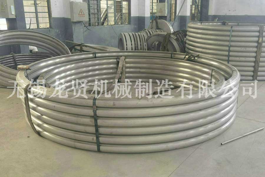 高速公路上的半圓管！